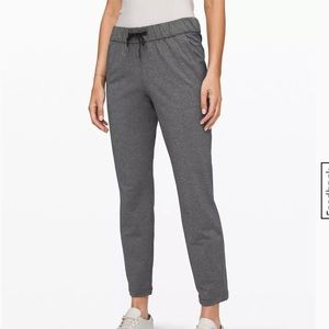 Lululemon On the Fly 7/8 black Pant 27” size 4